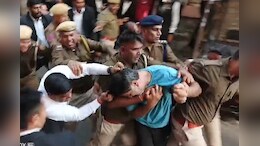 VIDEO: अजमेर के ब्यावर में रेप-ब्लैकमेल कांड के मास्टरमाइंड हकीम कुरैशी को वकीलों ने पीटा, कोर्ट में बरसाए लात-घूंसे