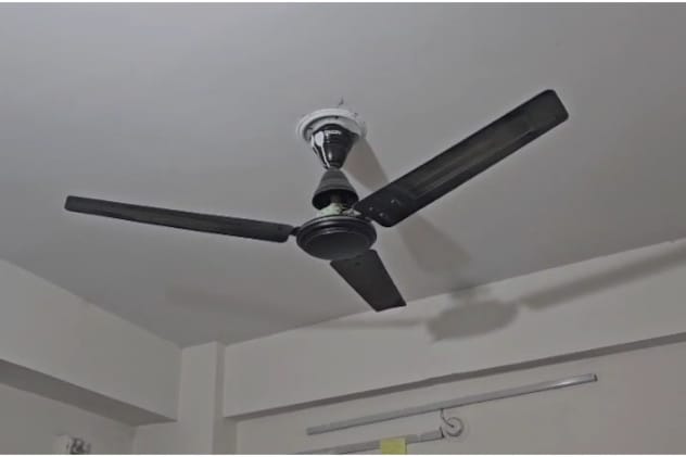 हॉस्टल के हर कमरे में लगा हुआ है एंटी हैंगिंग डिवाइस.