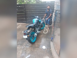 हैदराबाद में शख्स ने पानी से बाइक को धोया तो लग गया जुर्माना, भरना होगा इतना फाइन ; जानें पूरा मामला