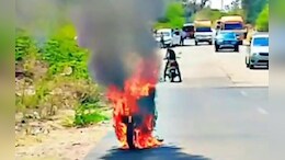 Rajasthan: सड़क पर चलती स्कूटी में लगी आग,&nbsp;चालक और उसके साथी ने कूदकर अपनी जान बचाई