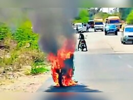 Rajasthan: सड़क पर चलती स्कूटी में लगी आग, चालक और उसके साथी ने कूदकर अपनी जान बचाई