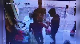 सिर पर सटाया कट्टा, जान से मारने की दी धमकी, चित्रकूट में कपड़े की दुकान पर जमकर गुंडागर्दी