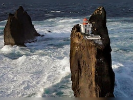 समंदर के बीच है ये रहस्यमयी नुकीला टापू, कहां है दुनिया का ये सबसे अलग-थलग लाइटहाउस और क्यों है खास? समंदर के बीच है ये रहस्यमयी नुकीला टापू, कहां है दुनिया का ये सबसे अलग-थलग लाइटहाउस और क्यों है खास?