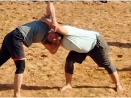 Karauli Ka Dangal: राजस्थान में दंगल देखने पहाड़ पर चढ़ गए लोग, लड़कियों के बीच दांव-पेच देखने उमड़ी भीड़