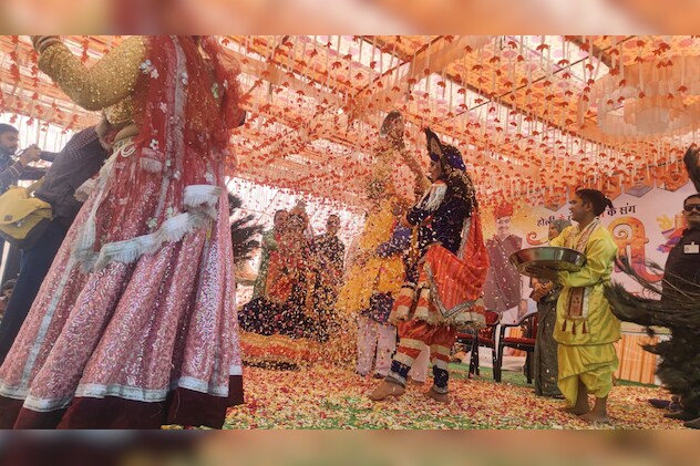 कलाकारों के साथ मुख्यमंत्री 