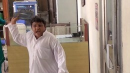 हनुमानगढ़ में तहसीलदार ऑफिस के गेट पर किसान ने मारी चप्पल, सोशल मीडिया वीडियो वायरल&nbsp;