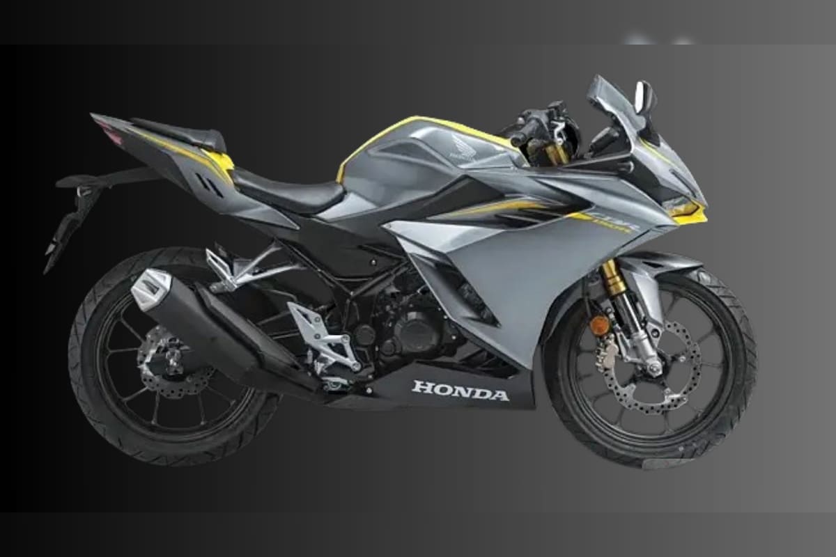 Honda is offering two new color options for the CBR150R- tricolor and silver Honda is offering two new color options for the CBR150R- tricolor and silver