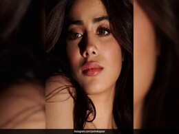 Janhvi Kapoor's Peachy Nude Glam And Waterfall Waves Work Like Magic Janhvi Kapoor's Peachy Nude Glam And Waterfall Waves Work Like Magic