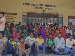 झारखंड: गांव में कब बनेगा सड़क? धनबाद में फूटा ग्रामीणों का गुस्सा, पुलिस टीम के साथ नोकझोंक