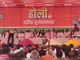 सैफई में अखिलेश यादव ने कार्यकर्ताओं संग मनाई होली, देखें तस्वीरें  सैफई में अखिलेश यादव ने कार्यकर्ताओं संग मनाई होली, देखें तस्वीरें