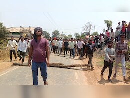 ट्रैक्टर के नीचे दबकर ITI के छात्र की मौत, शव रोड पर रखकर परिजनों का प्रदर्शन ट्रैक्टर के नीचे दबकर ITI के छात्र की मौत, शव रोड पर रखकर परिजनों का प्रदर्शन