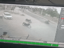 Jaipur Accident: जयपुर में तेज रफ्तार कार ने स्कूटी को मारी जोरदार टक्कर, 50 फीट दूर जा गिरीं दोनों युवतियां Jaipur Accident: जयपुर में तेज रफ्तार कार ने स्कूटी को मारी जोरदार टक्कर, 50 फीट दूर जा गिरीं दोनों युवतियां