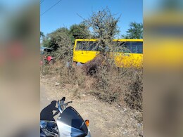 BP बढ़ने से चालक को आया चक्कर, सड़क से उतरी स्कूल बस; कई छात्रों को आई मामूली चोटें BP बढ़ने से चालक को आया चक्कर, सड़क से उतरी स्कूल बस; कई छात्रों को आई मामूली चोटें