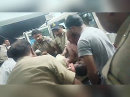 Mauganj Controversy :  लाठी-डंडों और पत्थरों से पुलिस कर्मियों पर ग्रामीणों ने किया हमला, ASI की मौत, कई गंभीर घायल