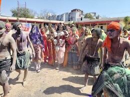Ujjain : भगवान शिव और माता पार्वती ने खेली भूत-प्रेतों के साथ होली, देखिए फोटोज