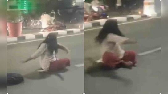 सड़क पर बैठकर सिर घुमाने लगी महिला, देखकर लोग हुए दंग, पुलिस ने कही ये बात