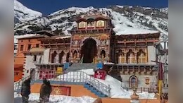 बर्फ की सफेद चादर से ढके बद्रीनाथ, जानें कब से शुरू होगी चार धाम यात्रा