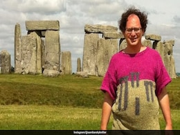 This American Man Knits Global Landmarks Onto Sweaters To Match His Travel Destinations This American Man Knits Global Landmarks Onto Sweaters To Match His Travel Destinations
