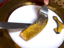 क्या आप जानते हैं केला खाने का सही तरीका, वायरल वीडियो देख फटी रह जाएंगी आंखें क्या आप जानते हैं केला खाने का सही तरीका, वायरल वीडियो देख फटी रह जाएंगी आंखें