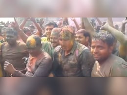 VIDEO: साथियों को लगाया रंग, जमकर किया डांस: संभल सीओ अनुज चौधरी ने कुछ इस तरह से खेली होली VIDEO: साथियों को लगाया रंग, जमकर किया डांस: संभल सीओ अनुज चौधरी ने कुछ इस तरह से खेली होली