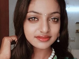 मोनालिसा हुईं रोमांटिक, 33 साल पुराने करिश्मा कपूर के इस गाने पर बनाया वीडियो