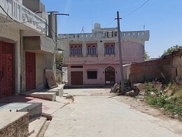 470 साल पुराने गांव में अचानक क्यों पसरा सन्नाटा, घर छोड़कर खेतों में आए लोग; जाने क्या है पूरा मामला