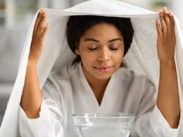 चेहरे पर गर्म भाप लेनी चाहिए या नहीं? एक्सपर्ट्स से जानें क्या Steam लेने से वाकई साफ हो जाते हैं ब्लैकहेड्स