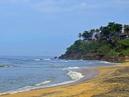 Amid Public Concern About Overcrowded Beaches, Anand Mahindra Sees This "Opportunity"