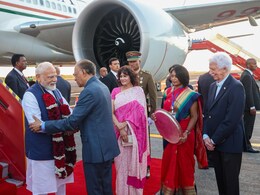 गले से लगाया, फूलों की माला, गार्ड ऑफ ऑनर...मॉरीशस में इस खास अंदाज में हुआ पीएम मोदी का स्वागत गले से लगाया, फूलों की माला, गार्ड ऑफ ऑनर...मॉरीशस में इस खास अंदाज में हुआ पीएम मोदी का स्वागत