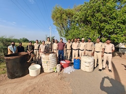 होली के 'रंग में भंग' ! ग्वालियर में लाखों रुपए की अवैध शराब पकड़ी गई, जानिए कैसे कसा शिकंजा होली के 'रंग में भंग' ! ग्वालियर में लाखों रुपए की अवैध शराब पकड़ी गई, जानिए कैसे कसा शिकंजा
