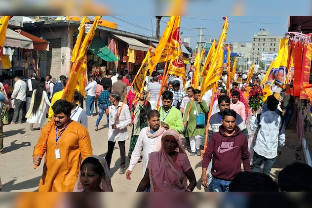 मेले में पहुंच रहे बाबा श्याम के भक्त मेले में पहुंच रहे बाबा श्याम के भक्त