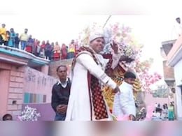 बालकनी में खड़ी दुल्हन को देख अपना आपा खो बैठा दूल्हा, किया ऐसा डांस हक्के-बक्के रह गए लोग, बोले- भूलने में लग जाएंगे सात जन्म बालकनी में खड़ी दुल्हन को देख अपना आपा खो बैठा दूल्हा, किया ऐसा डांस हक्के-बक्के रह गए लोग, बोले- भूलने में लग जाएंगे सात जन्म