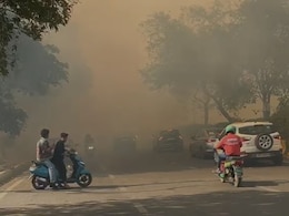 Video: धुआं-धुआं, थम गया ट्रैफिक; नोएडा के सेक्टर 32 में आखिर हुआ क्या? Video: धुआं-धुआं, थम गया ट्रैफिक; नोएडा के सेक्टर 32 में आखिर हुआ क्या?