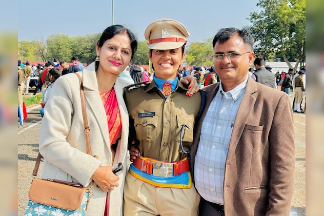 पिता खेतसिंह राजपुरोहित वकील हैं  पिता खेतसिंह राजपुरोहित वकील हैं