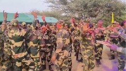 Rajasthan: भारत-पाक अंतर्राष्ट्रीय सीमा पर जवानों ने मनाई होली, जमकर उड़े रंग और गुलाल