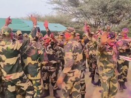 Rajasthan: भारत-पाक अंतर्राष्ट्रीय सीमा पर जवानों ने मनाई होली, जमकर उड़े रंग और गुलाल