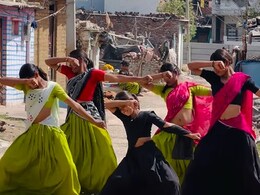 लड़कियों ने 71 साल पुराने गाने पर डांस से लगाया ऐसा तड़का, देखने वाले बोले - डांस शो में जाओ