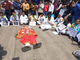 Congress Protest: एमपी में फैले भ्रष्टाचार और फर्जीवाड़े पर आक्रामक हुई कांग्रेस, अनोखे अंदाज में किया प्रदर्शन