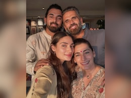 सुनील शेट्टी ने नाना बनने पर दिया रिएक्शन, बेटी अथिया-दामाद केएल राहुल और न्यू बॉर्न नातिन पर यूं लुटाया प्यार सुनील शेट्टी ने नाना बनने पर दिया रिएक्शन, बेटी अथिया-दामाद केएल राहुल और न्यू बॉर्न नातिन पर यूं लुटाया प्यार