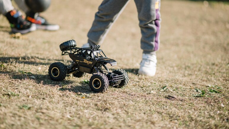 Remote Control Cars से लेकर Transforming Robots, खुशी से झूम उठेंगे बच्चे अगर आपने उन्हें गिफ्ट कर दिए ये Toys Remote Control Cars से लेकर Transforming Robots, खुशी से झूम उठेंगे बच्चे अगर आपने उन्हें गिफ्ट कर दिए ये Toys