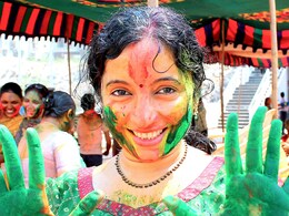 Holi 2025: होळीच्या दिवशी एकमेकांना रंग का लावतात? हे तुम्हाला माहिती आहे का? वाचा काय आहे परंपरा Holi 2025: होळीच्या दिवशी एकमेकांना रंग का लावतात? हे तुम्हाला माहिती आहे का? वाचा काय आहे परंपरा