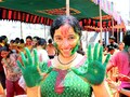 Holi 2025: होळीच्या दिवशी एकमेकांना रंग का लावतात? हे तुम्हाला माहिती आहे का? वाचा काय आहे परंपरा