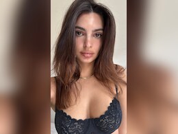 Emily Ratajkowski's Fresh Summer Glam Is Served Right With Glossy Lips And Dewy Look Emily Ratajkowski's Fresh Summer Glam Is Served Right With Glossy Lips And Dewy Look
