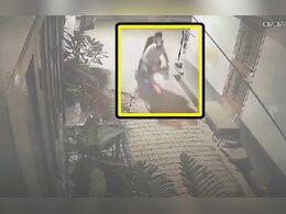 मेरठ हत्याकांड: मर्डर से पहले बाइक से घर आया था सौरभ, CCTV में साथ दिखा था एक और शख्स मेरठ हत्याकांड: मर्डर से पहले बाइक से घर आया था सौरभ, CCTV में साथ दिखा था एक और शख्स