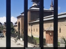 No Friday Prayers In Srinagar Mosque, Mirwaiz Farooq Put Under House Detention No Friday Prayers In Srinagar Mosque, Mirwaiz Farooq Put Under House Detention