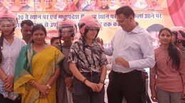 सड़क हादसे रोकने के लिए आगे आए कलेक्टर और SP,&nbsp;&nbsp;मुफ्त में लोगों को दिए&nbsp;हेलमेट