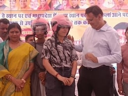 सड़क हादसे रोकने के लिए आगे आए कलेक्टर और SP,  मुफ्त में लोगों को दिए हेलमेट सड़क हादसे रोकने के लिए आगे आए कलेक्टर और SP,  मुफ्त में लोगों को दिए हेलमेट