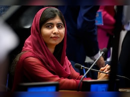 मलाला यूसुफजई तालिबान के हमले का शिकार होने के बाद पहली बार अपने गृहनगर पहुंचीं मलाला यूसुफजई तालिबान के हमले का शिकार होने के बाद पहली बार अपने गृहनगर पहुंचीं