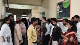 Sagar News: पहले दिया इमोशनल सपोर्ट, फिर तीन माह की मासूम को अपने कब्जे में ले लिया... दस्तावेजों में नाम बदलने पर हुआ हंगामा