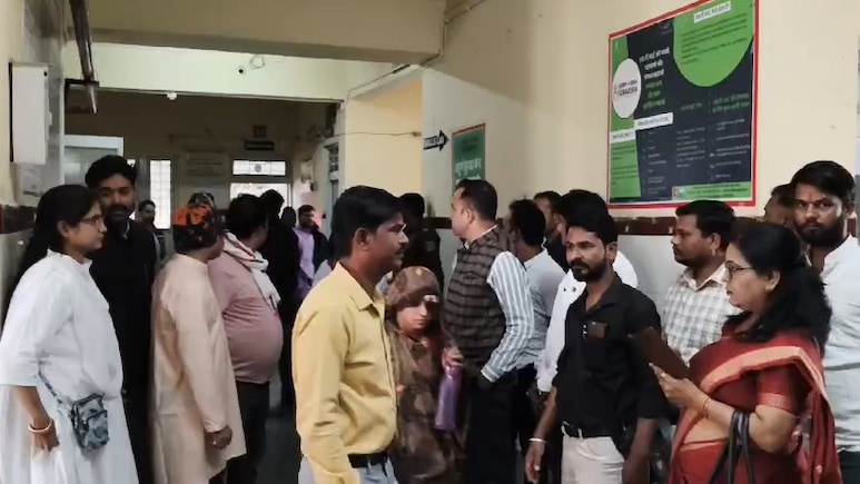 Sagar News: पहले दिया इमोशनल सपोर्ट, फिर तीन माह की मासूम को अपने कब्जे में ले लिया... दस्तावेजों में नाम बदलने पर हुआ हंगामा